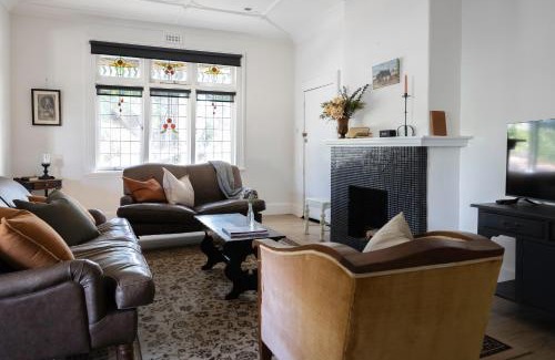 Bendigo House | Poets Corner vintage retreat walk to View St