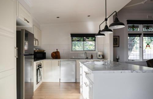 Bendigo House | Poets Corner vintage retreat walk to View St
