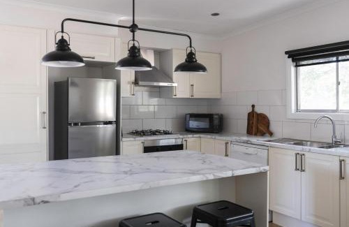 Bendigo House | Poets Corner vintage retreat walk to View St