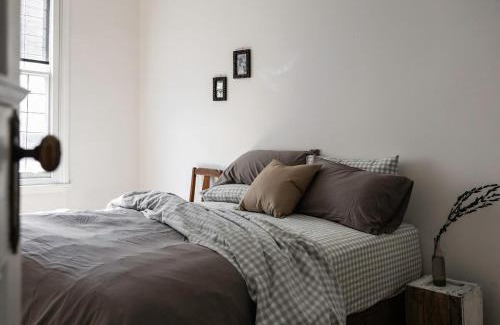Bendigo House | Poets Corner vintage retreat walk to View St