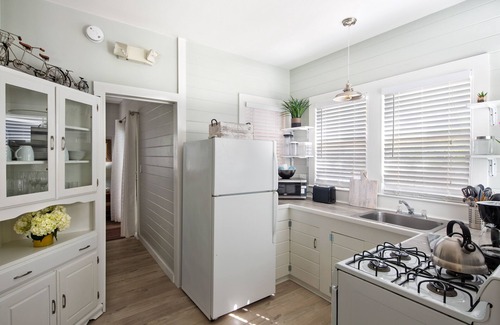 Key West Historic District House | ~ POINCIANA PARADISE ~ Casual duplex 2 blocks from Duval Street!