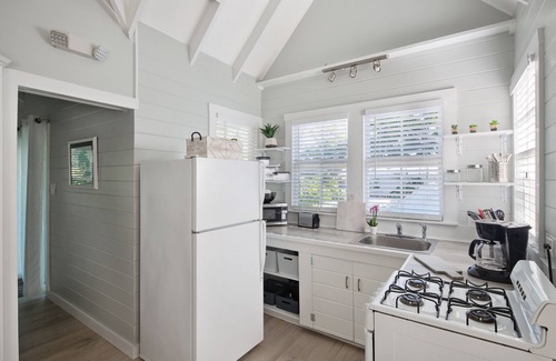 Key West Historic District House | ~ POINCIANA PARADISE ~ Casual duplex 2 blocks from Duval Street!