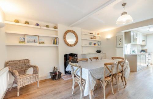 Holt House | Point Cottage