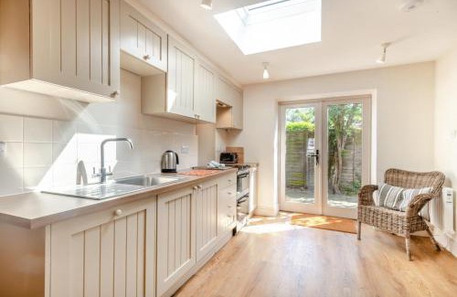 Holt House | Point Cottage