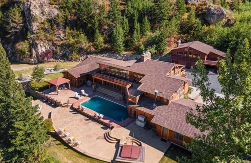 Red Lodge House | Point of Rocks near Beartooth Pass and Yellowstone