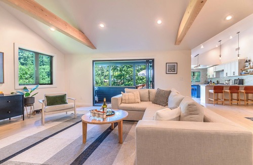 Hacienda House | Point of View-Private Dock! NEW Stunning Epic Home! w/Hot Tub, Pups, WiFi