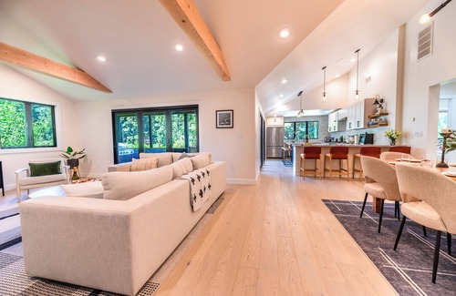 Hacienda House | Point of View-Private Dock! NEW Stunning Epic Home! w/Hot Tub, Pups, WiFi