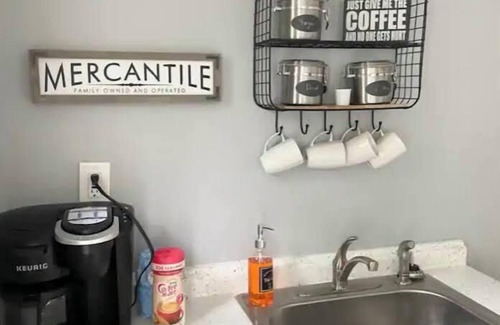 Springfield Apartment | Polished 1-Bedroom Haven on 10th Street