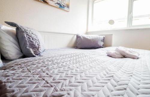 Cray Valley East Apartment | Polperro House - Stylish & Chic 2bed Hse