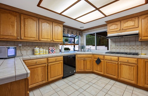 Simi Valley House | Poltergeist Movie House – Premium Stay with Pool, Hot Tub, Fire Pit & More