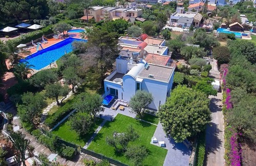 Terrasini House | Pomegranate house with Jacuzzi and garden