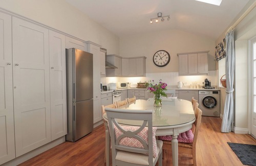 Shipton Gorge Cottage | POMME BLUSHE HOUSE, pet friendly, with hot tub in Shipton Gorge