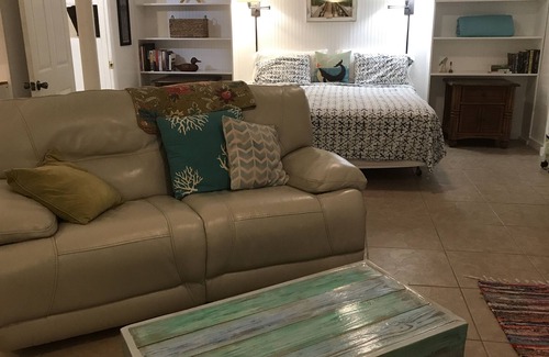 East End Cottage | “POMPANO” Beach studio. Lovely Couple's Getaway…..Steps to beach