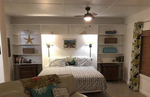 East End Cottage | “POMPANO” Beach studio. Lovely Couple's Getaway…..Steps to beach