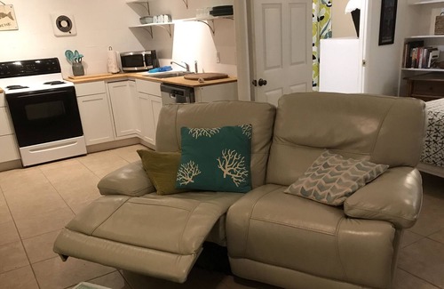 East End Cottage | “POMPANO” Beach studio. Lovely Couple's Getaway…..Steps to beach