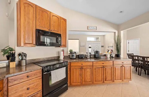 Lindfields House | Pond View Home w/heated pool 15min to Disney