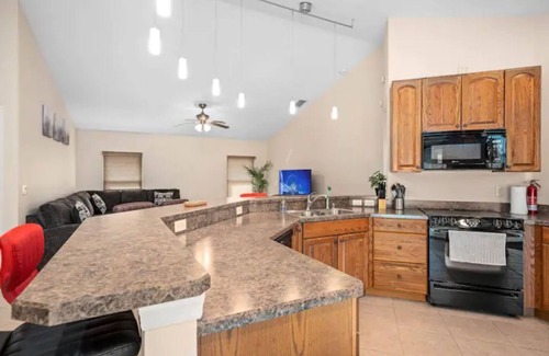 Lindfields House | Pond View Home w/heated pool 15min to Disney