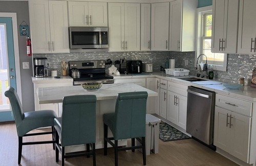Greer House | Pond View provides a quiet privacy just 8 minutes from the airport.