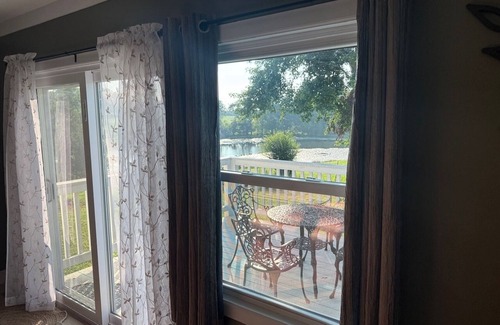 Greer House | Pond View provides a quiet privacy just 8 minutes from the airport.