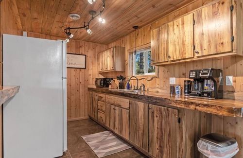 Custer Apartment | Pondside Lodge: Hottub + Sauna + Firepit + Game Room