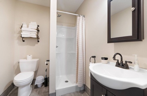 Houghton House | Pontoon boat, snowmobile rentals available next door!