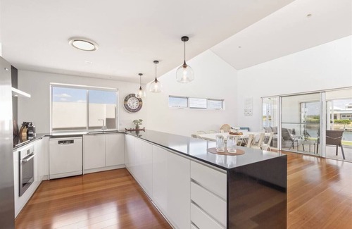 Geographe House | Pontoon Paradise Waterfront Serenity in Geographe