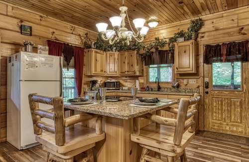 Sevierville Apartment | Pooh Bear, Hot Tub, WIFI, $685 FREE tickets each paid day!