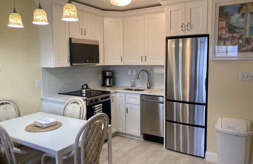 North End Condo | POOL/1 BLOCK FROM BEACH/Internet, Central Air, Elevator, Well Equipped kitchen