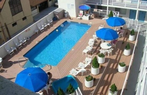 North End Condo | POOL/1 BLOCK FROM BEACH/Internet, Central Air, Elevator, Well Equipped kitchen