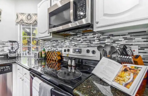 Foothills House | Pool and Jacuzzi + Rock slide + FUN amenities for all!