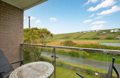 Mawgan Porth Apartment | Pool and Valley View