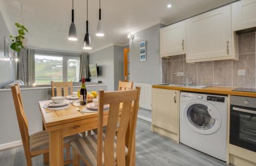Mawgan Porth Apartment | Pool and Valley View