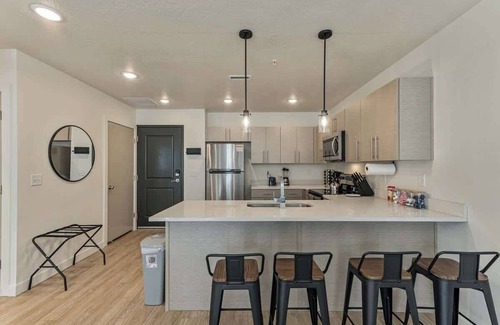 Draper Apartment | Pool + Hot tub | King Bed | Game Room | Parking
