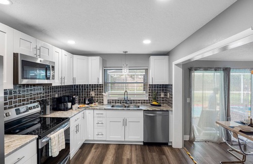 Seminole House | Pool Hot Tub Massage Chair Free EV Charger 5 Mins to Beaches!