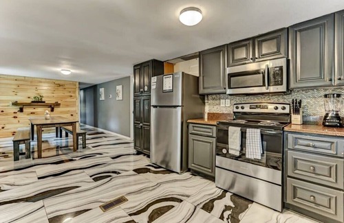 Montgomery House | Pool House! Sweet Sunny Retreat- Main House