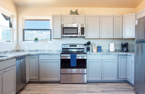 Cornville House | Pool, Sauna, Hot Tub, King Beds, easy access to Sedona! @ Winery Ranch