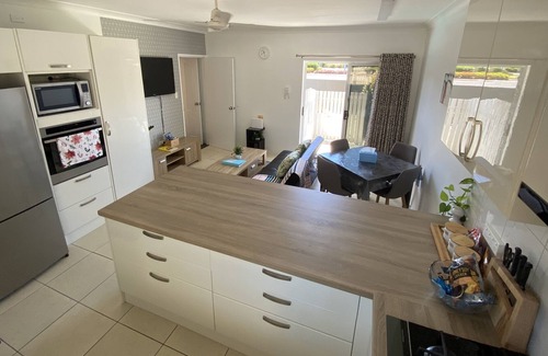 Earlville House | Pool-side House - Self Check-in & Free Parking