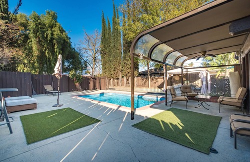 Sherman Oaks House | Pool!Swimsuit optional - Sleep 10 .