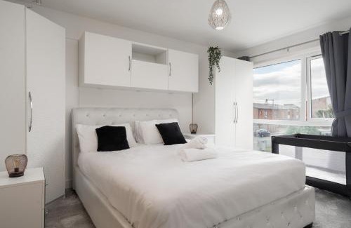 Manchester House | Pool Table - Coop Live Arena, Etihad & City stay