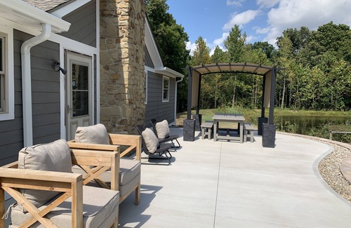 Trafalgar House | Pool Table, Ping Pong, Sleeps 10, Foosball, King Bed, Pond, Grill, Large Kitchen