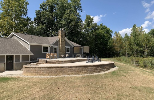 Trafalgar House | Pool Table, Ping Pong, Sleeps 10, Foosball, King Bed, Pond, Grill, Large Kitchen