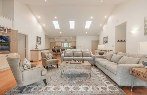 Hays County House | Pool, Tennis & Pickleball Ultimate Hill Country Retreat| Creek| Sleeps 10