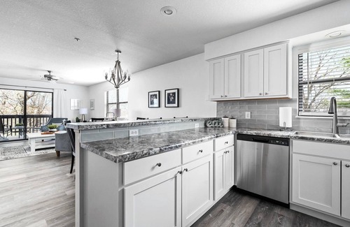 Table Rock Condo | Pools, golf, pickleball. Weekly discount, 'Stay & Play' golf packages!