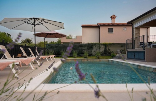 Paradiz House | Poolside Holiday House
