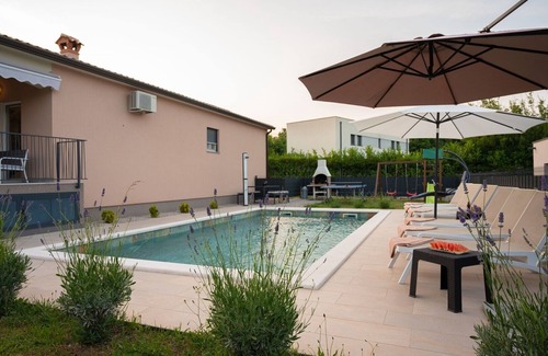 Paradiz House | Poolside Holiday House