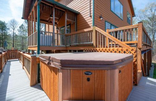 Ellijay House | Poolside Mountain Retreat