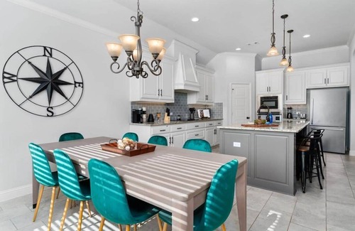 Hewitt House | Poolside Noble House Close to Magnolia & Baylor!