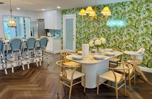 Melbourne House | Poolside Paradise: Cabana, PingPong, Alfresco, Near Beach & Downtown, Sleep 12+
