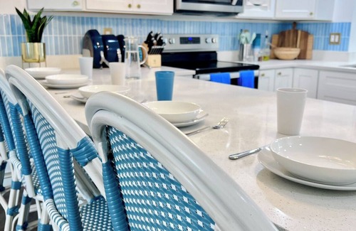 Melbourne House | Poolside Paradise: Cabana, PingPong, Alfresco, Near Beach & Downtown, Sleep 12+