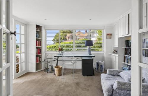 Kurraba Point House | Poolside Stay - Close to Taronga Zoo & Luna Park